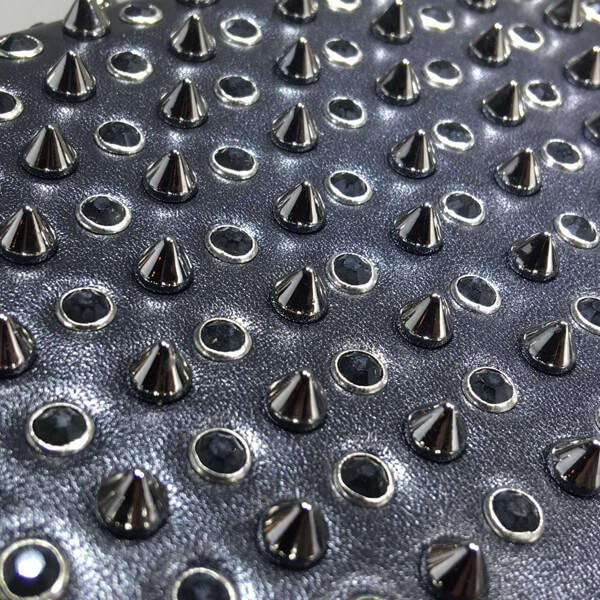 クリスチャン ルブタンコピー 　2015年春夏新作カーフスキン　ラウンドファスナー長財布PANETTONE WALLET CALF P/SPIKES/RING 1155016 B071